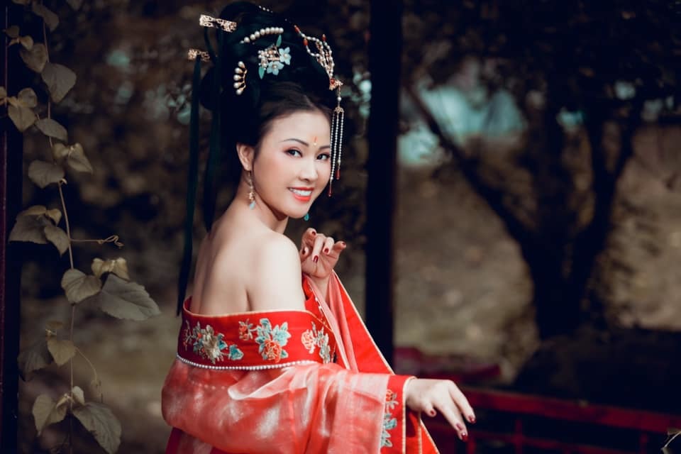 Vợ NSƯT Đăng Dương đổi phong cách cổ trang gợi cảm