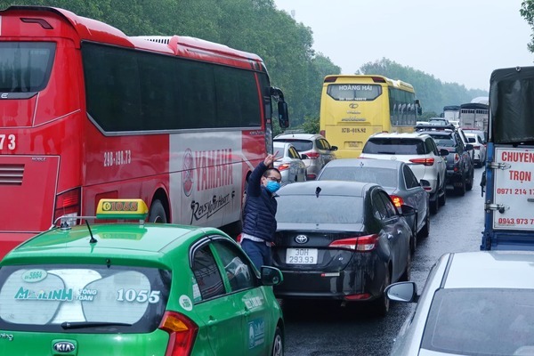 Xe khách tông nhau chắn cao tốc Pháp Vân, dòng xe về Hà Nội 'đứng lặng'