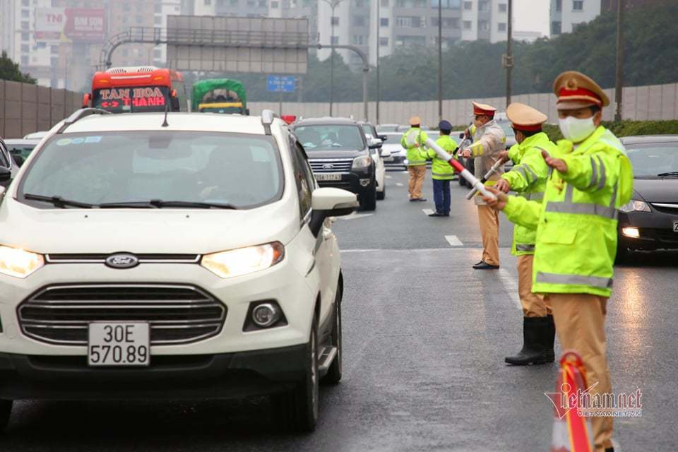 Cảnh sát lập 'hàng rào sống' 200 mét phân luồng trên cao tốc