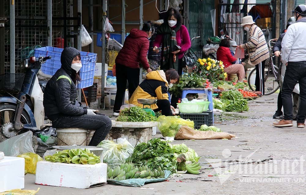 Lạnh tê tái, rau xanh hụt nguồn về chợ, giá tăng gấp đôi