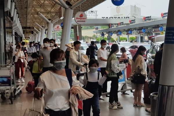 Ngày đầu làm việc sau Tết, hàng vạn người vẫn dồn dập về sân bay Tân Sơn Nhất