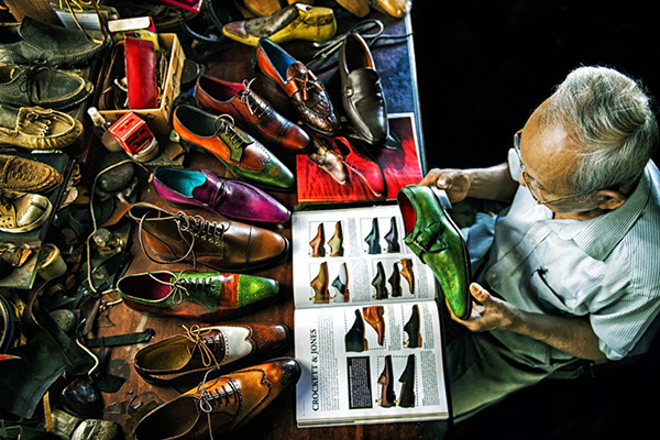 Photo of VN artisan making shoes for Cambodian royal family wins int’l competition