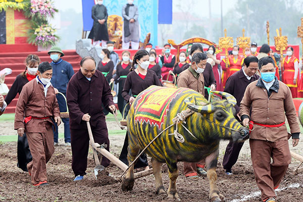 President Nguyen Xuan Phuc attends ploughing festival