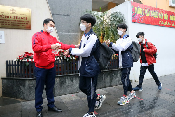 Học sinh Hà Nội làm quen cảnh 'vừa đến trường, lớp báo có F0'