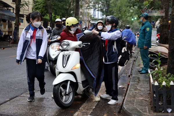 Éo le học trò Hà Nội mang máy tính đến lớp học trực tuyến