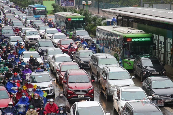 Hà Nội mưa rét, buýt nhanh BRT bị ‘khóa chặt’ giữa dòng xe