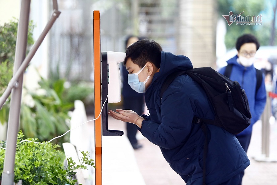 Phụ huynh nhịn cơm trưa, 'quay cuồng' đưa đón con đi học