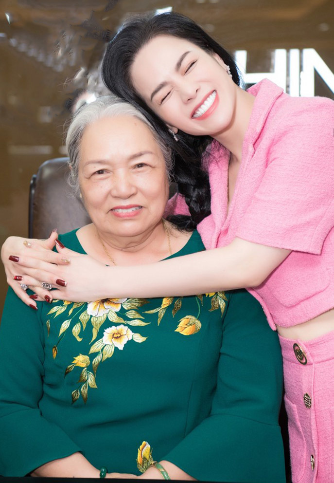 Nhật Kim Anh cùng mẹ ruột tình cảm ngày đầu năm