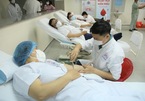 Nguồn máu thiếu hụt, hàng trăm y bác sĩ hiến máu cứu người