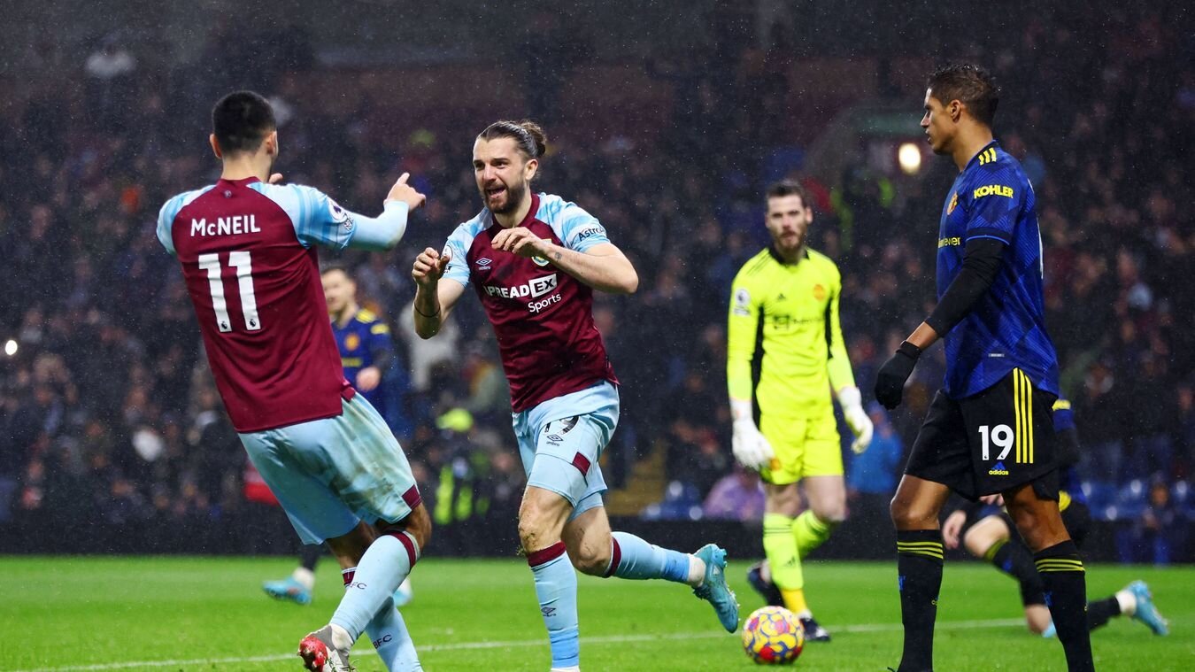 Phung phí cơ hội, MU bị Burnley níu chân