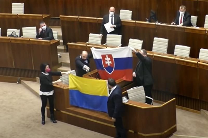 Video nghị sĩ Slovakia xô xát giữa quốc hội vì thỏa thuận quân sự với Mỹ