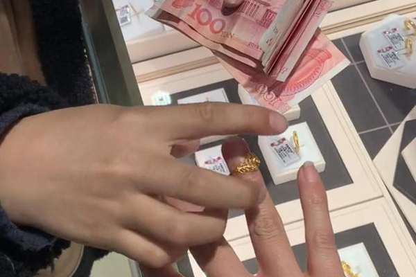 Bé 8 tuổi đưa mẹ vào trung tâm thương mại mua một thứ, ai cũng xúc động