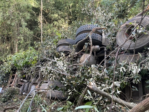 Six dead and three injured as truck plunges off cliff in Gia Lai