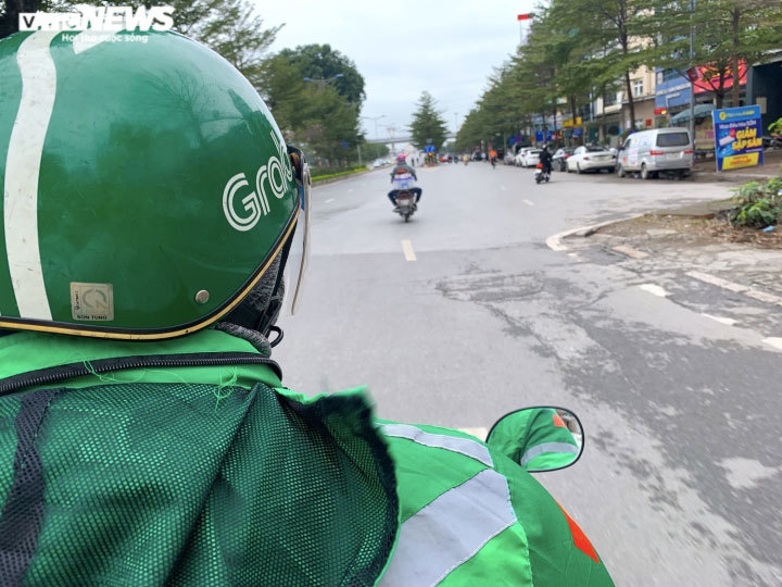 Được hoạt động trở lại, tài xế xe ôm công nghệ làm không kịp nghỉ