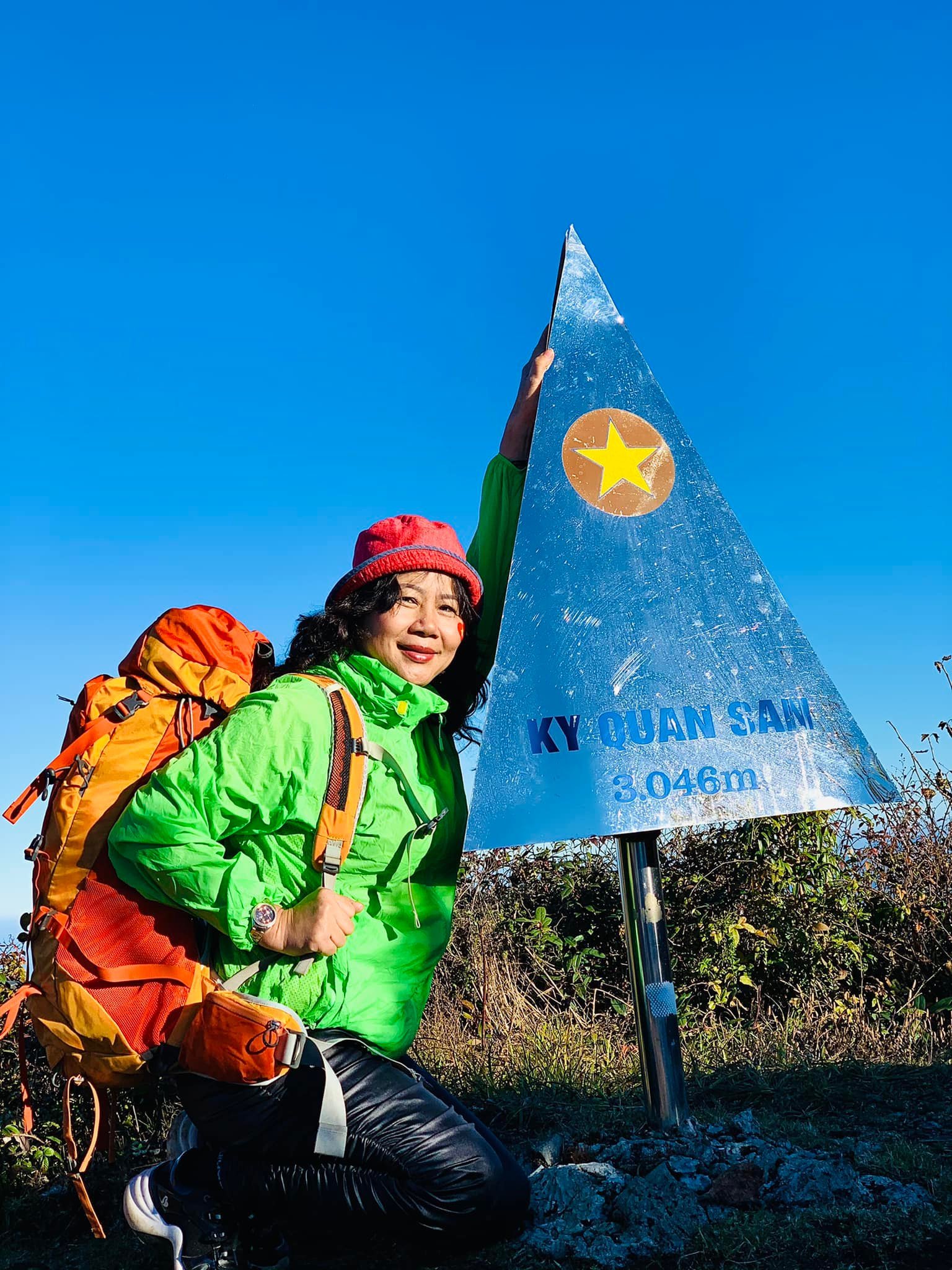 Nữ 'phượt thủ' Gia Lai U60 chinh phục 5 đỉnh núi cao giữa mùa đông rét mướt