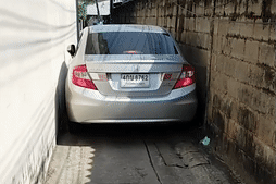 Xem nữ tài xế Honda Civic cụp gương, lách qua ngõ hẹp 