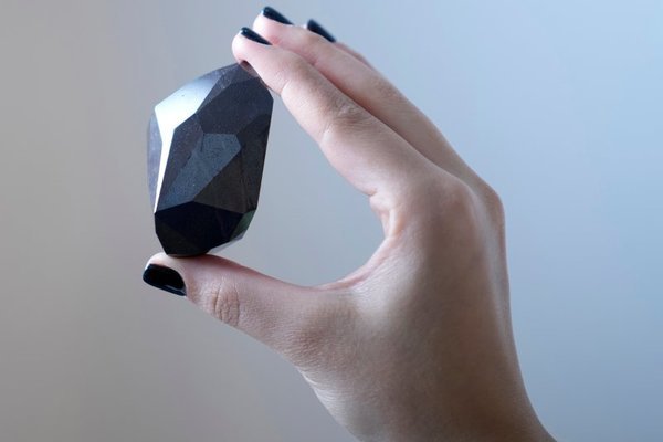 Ngắm viên kim cương đen quý hiếm có giá trị lên tới hàng triệu đô