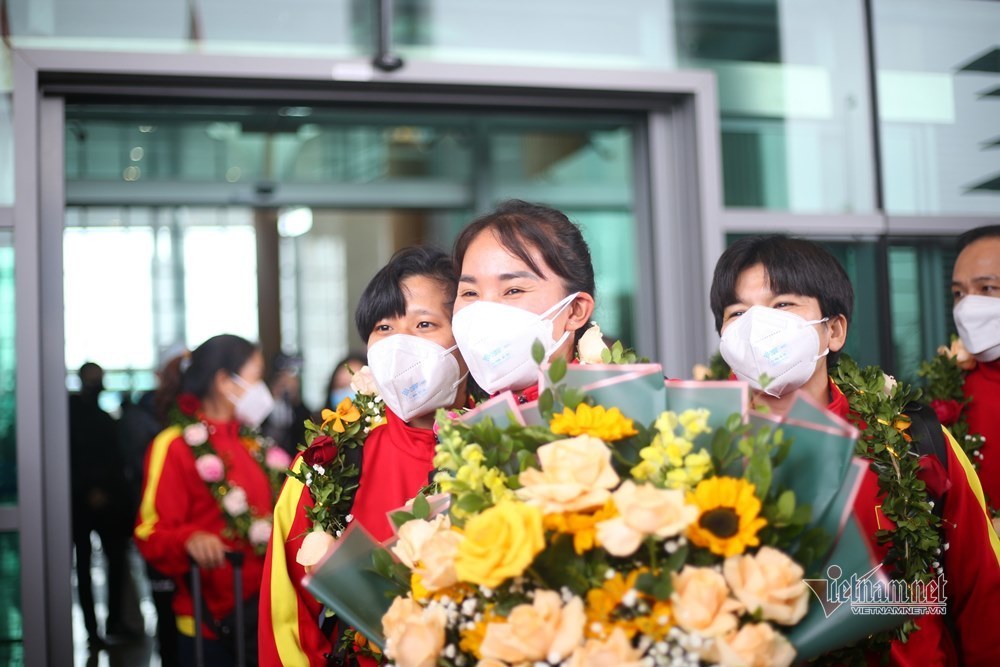 Tuyển nữ Việt Nam về đến Hà Nội sau hành trình lịch sử