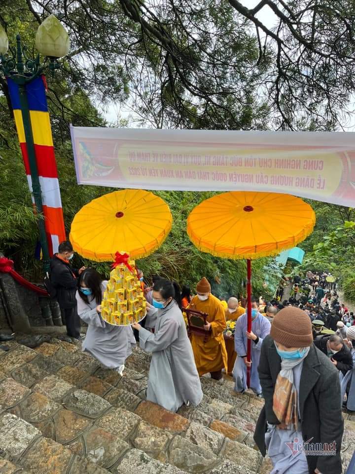 Du khách chen chân dự lễ cầu nguyện quốc thái dân an tại Yên Tử