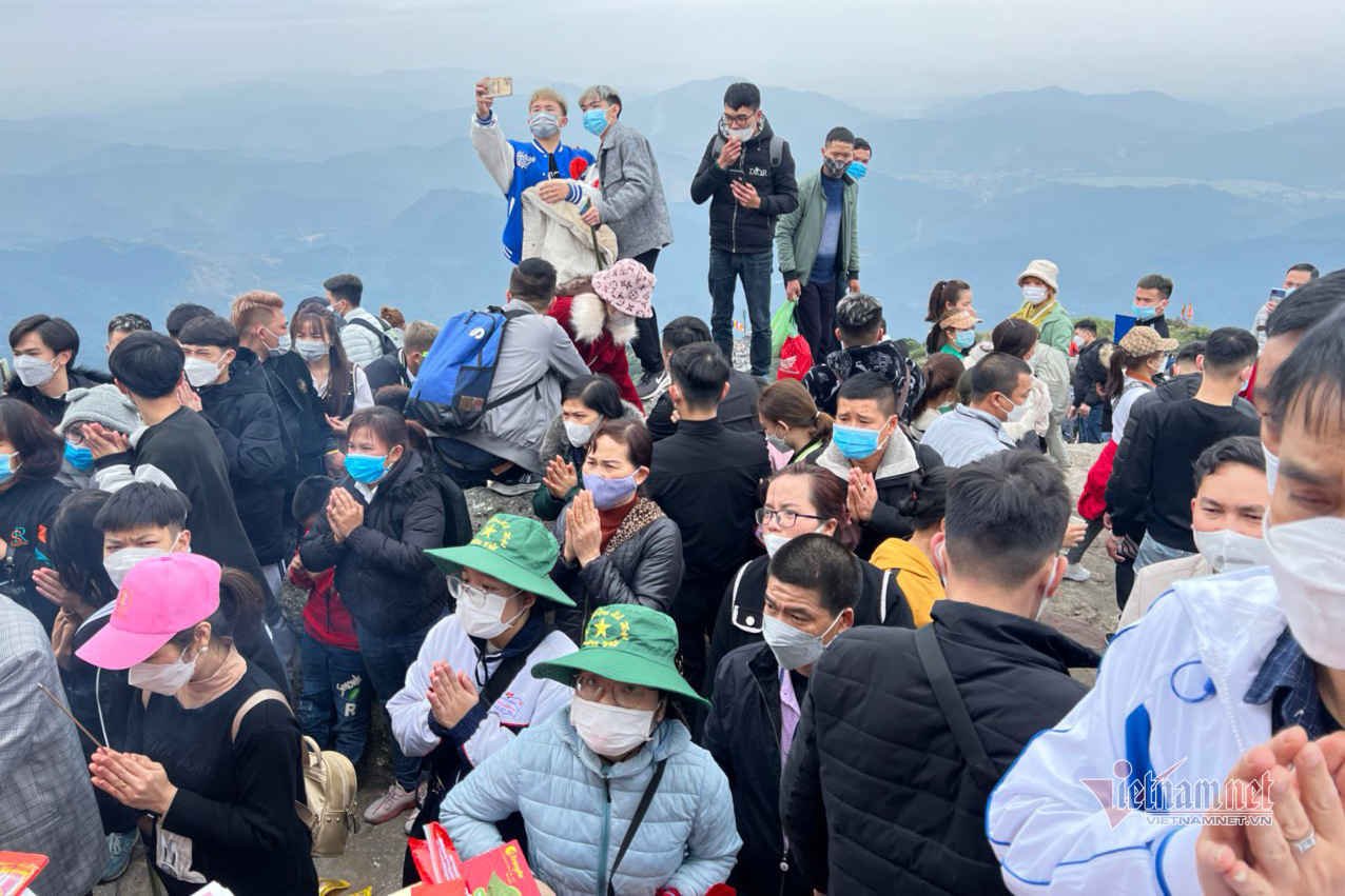 Du khách chen chân dự lễ cầu nguyện quốc thái dân an tại Yên Tử