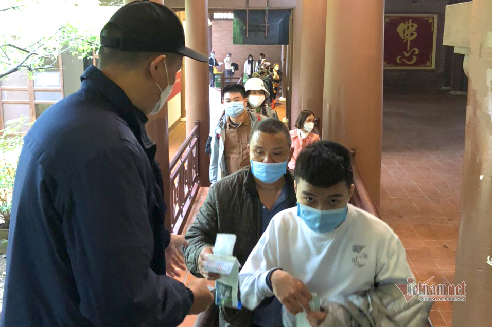 Du khách chen chân dự lễ cầu nguyện quốc thái dân an tại Yên Tử