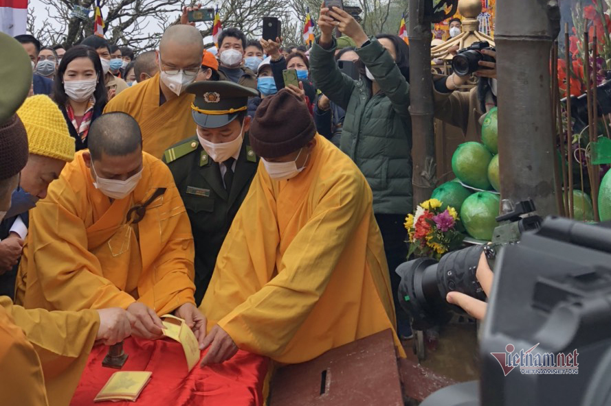 Du khách chen chân dự lễ cầu nguyện quốc thái dân an tại Yên Tử