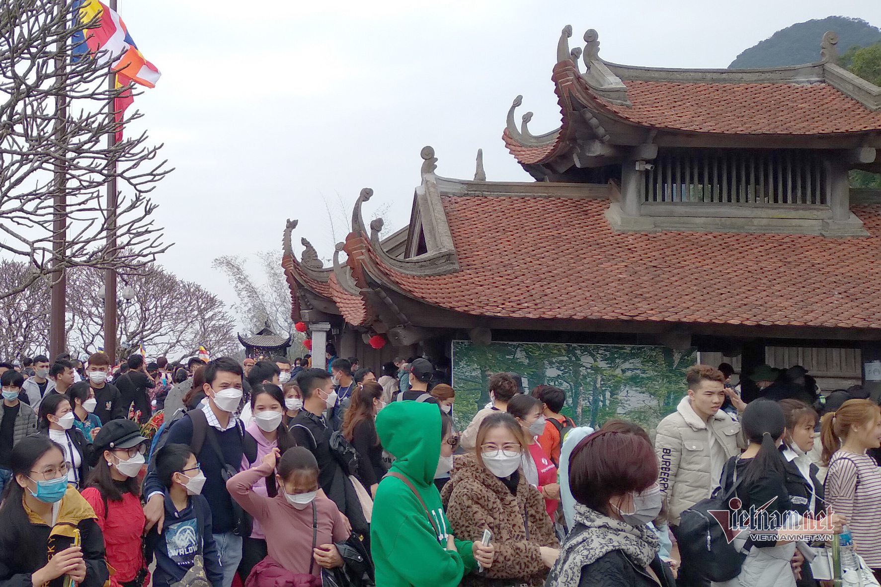 Du khách chen chân dự lễ cầu nguyện quốc thái dân an tại Yên Tử