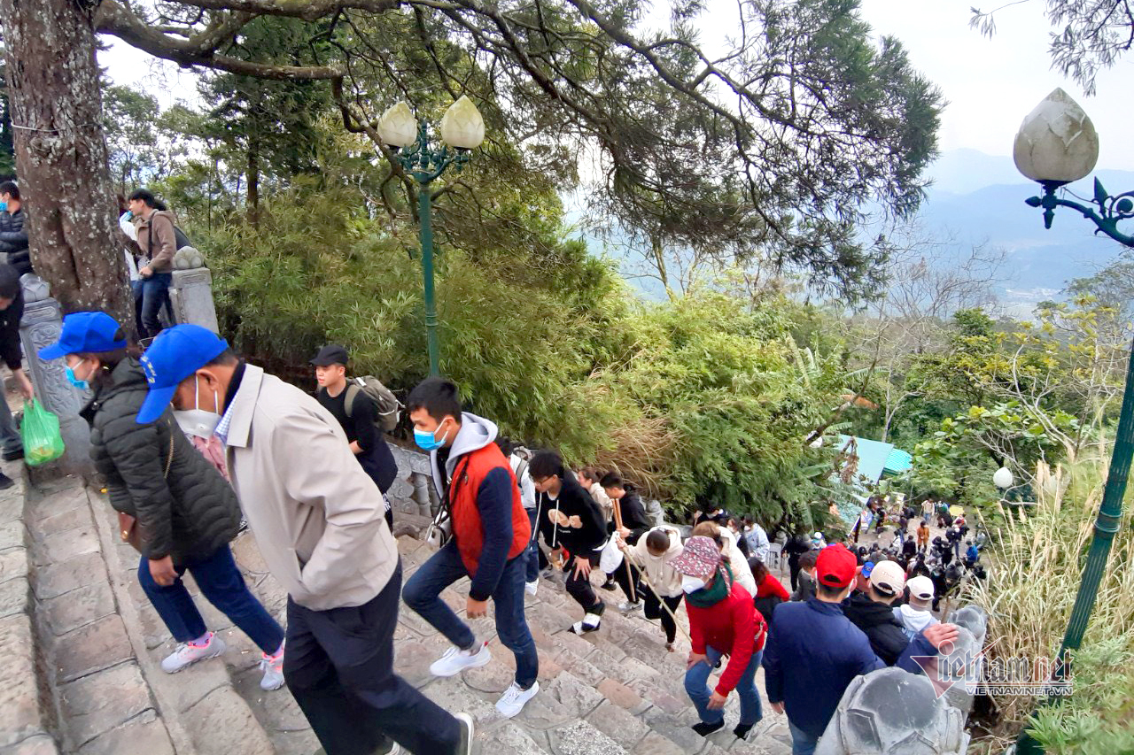 Du khách chen chân dự lễ cầu nguyện quốc thái dân an tại Yên Tử