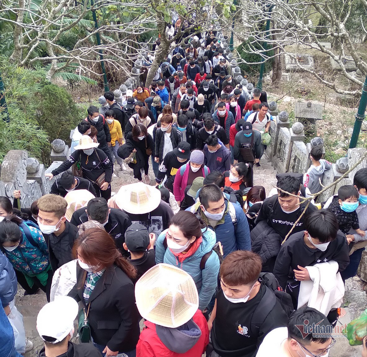 Du khách chen chân dự lễ cầu nguyện quốc thái dân an tại Yên Tử