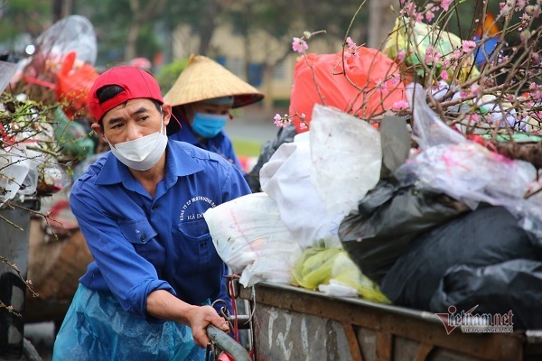 Rét buốt thấu xương, những phận đời vẫn dầm mình mưu sinh ở Hà Nội