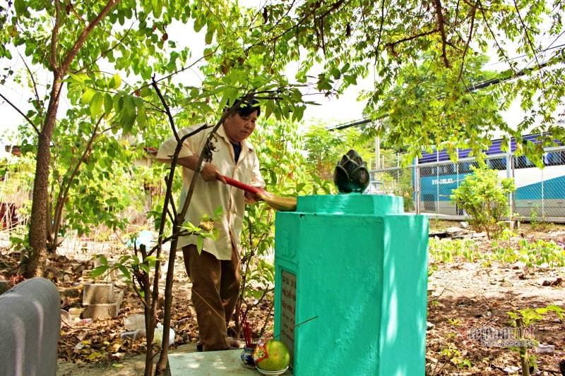 Một mình 40 năm sống ở nghĩa trang, nhận người mất làm cha mẹ, con nuôi