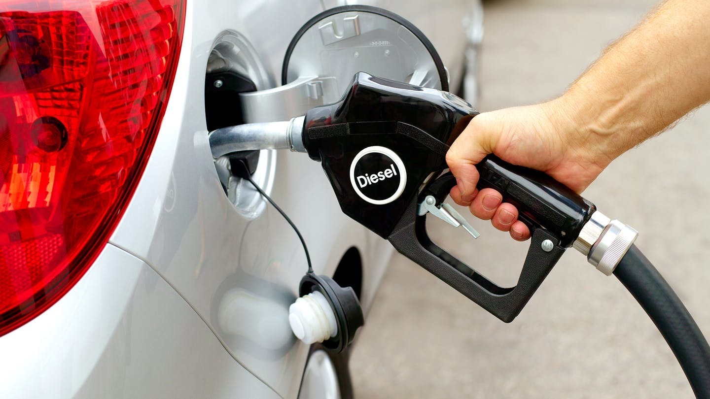 Đổ nhầm xăng vào xe chạy dầu hay đổ nhầm dầu vào xe chạy xăng gây hại hơn?