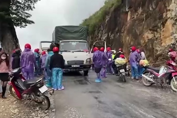 'Nóng mắt' với hình ảnh nhóm phượt đánh tài xế, độ pô gầm rú trên đường