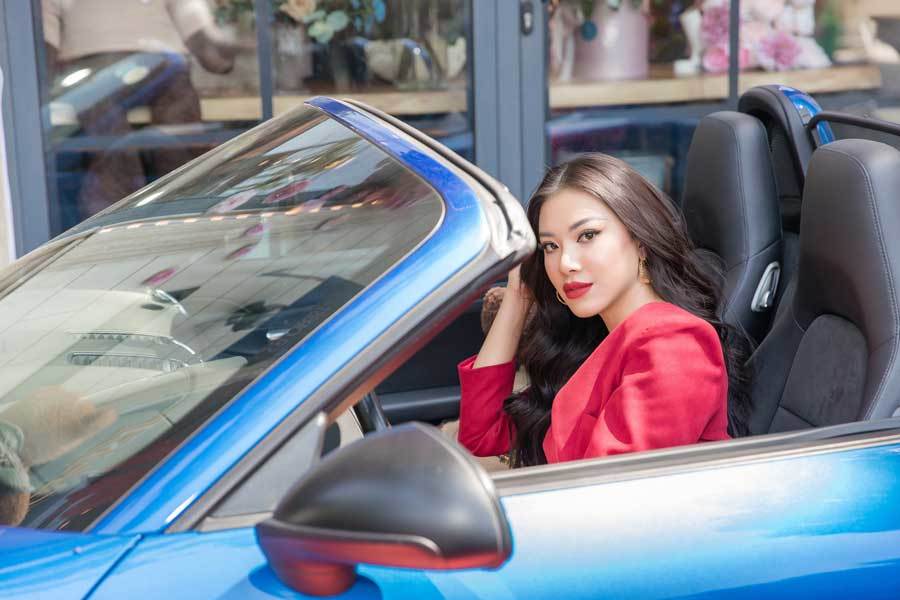 Á hậu Kim Duyên lái siêu xe đi ship hoa