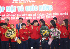 Tuyển nữ Việt Nam nhận mưa tiền thưởng trong lễ mừng công