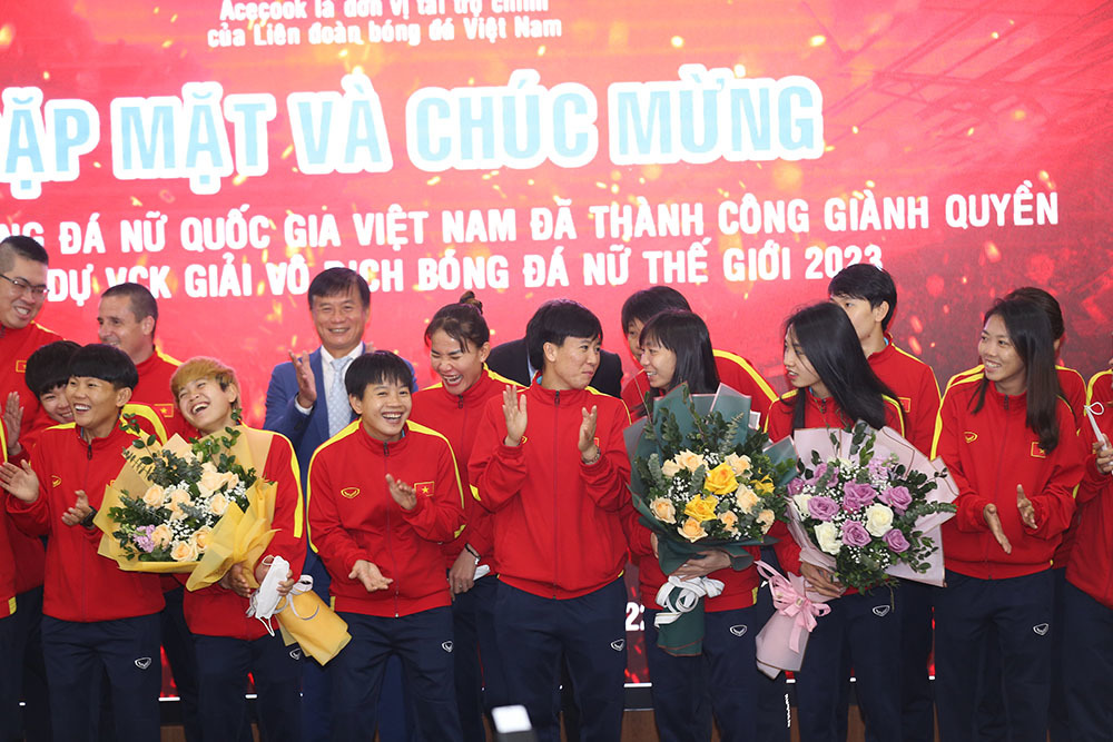 Tuyển nữ Việt Nam nhận mưa tiền thưởng trong lễ mừng công