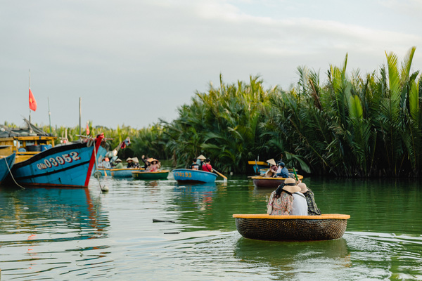 Ngồi thuyền thúng chu du rừng dừa Hội An, xem ngư dân 'cưỡi nước, múa thuyền'