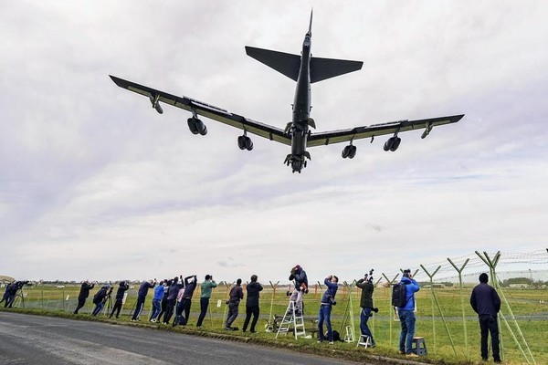 Mỹ đưa 4 'pháo đài bay' B-52 đến Anh tập trận cùng NATO
