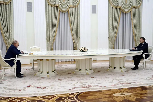 Tại sao bàn họp giữa hai ông Putin và Macron có chiều dài 'quá khổ'? - Vietnamnet.vn