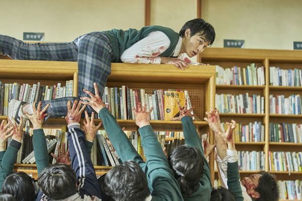 Bất ngờ với người đứng sau phim Hàn gây sốt 'Ngôi trường xác sống'