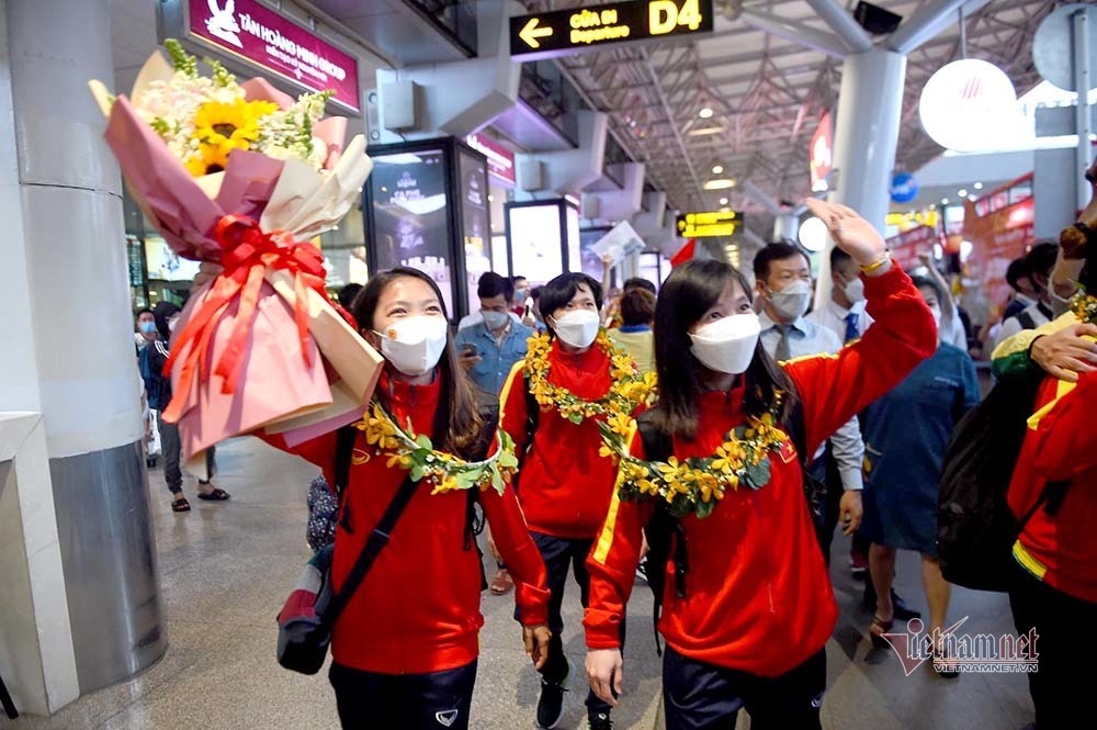 TP.HCM ngập cờ hoa đón những người hùng tuyển nữ Việt Nam