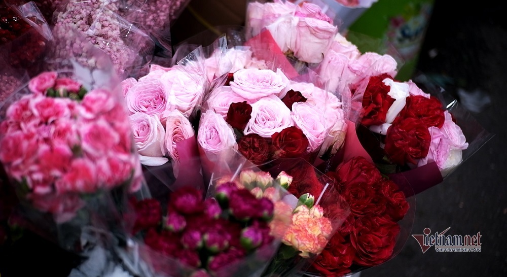 Giá hoa hồng Valentine rất phù hợp với tất cả các ngân sách và yêu cầu. Tuy nhiên, chất lượng của hoa vẫn được đảm bảo và đáng để bạn đầu tư vào. Nên không nên lo lắng về giá cả, hãy tìm kiếm một món quà yêu thương cho người bạn yêu thương của mình.
