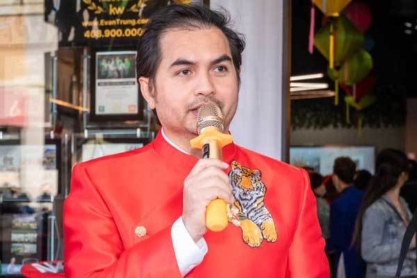 Diễn viên Đức Tiến tự hào về áo dài Việt