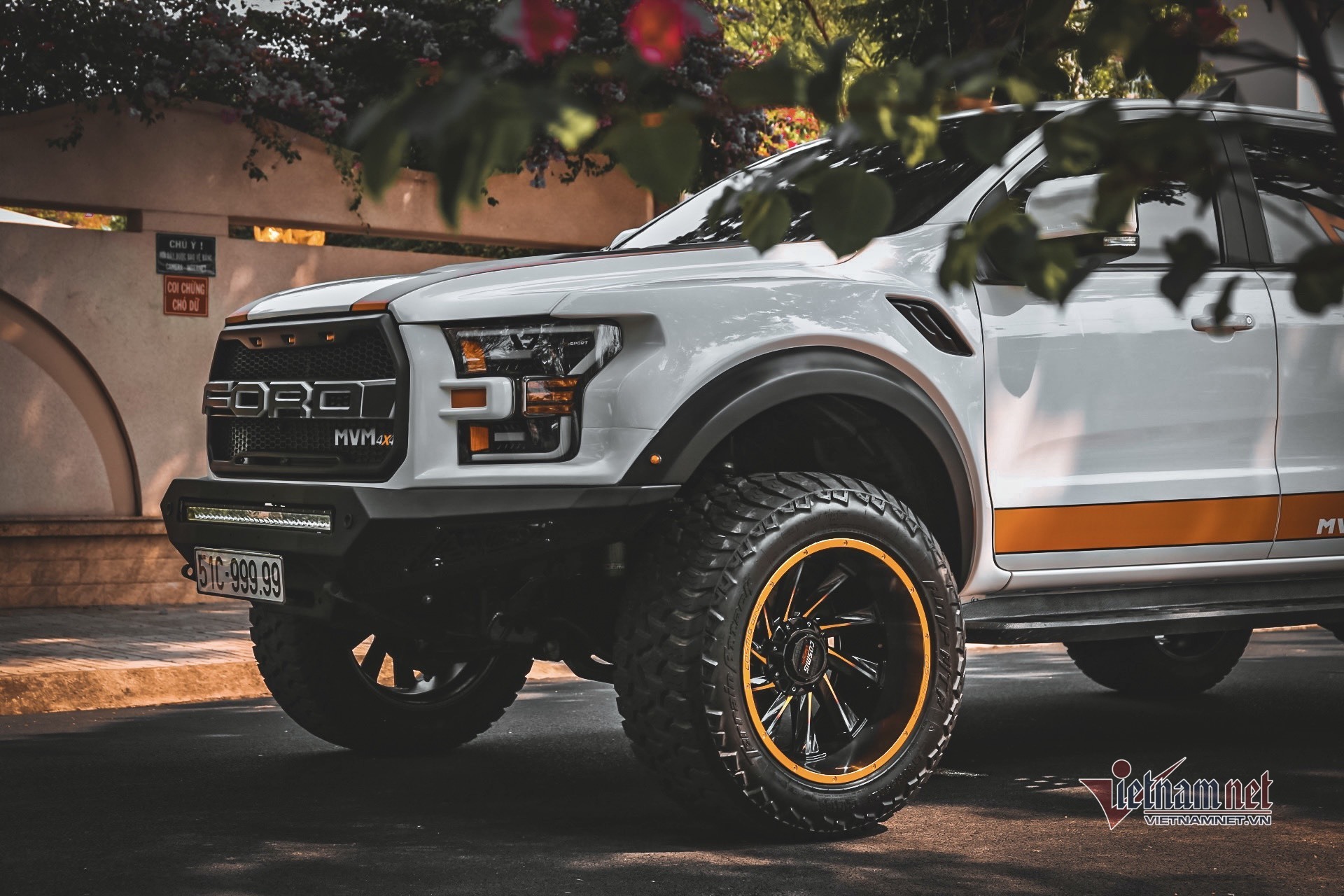 Dân chơi Sài Gòn chi hơn 1 tỷ độ Ford Ranger biển ngũ quý 9 lên F150 Raptor