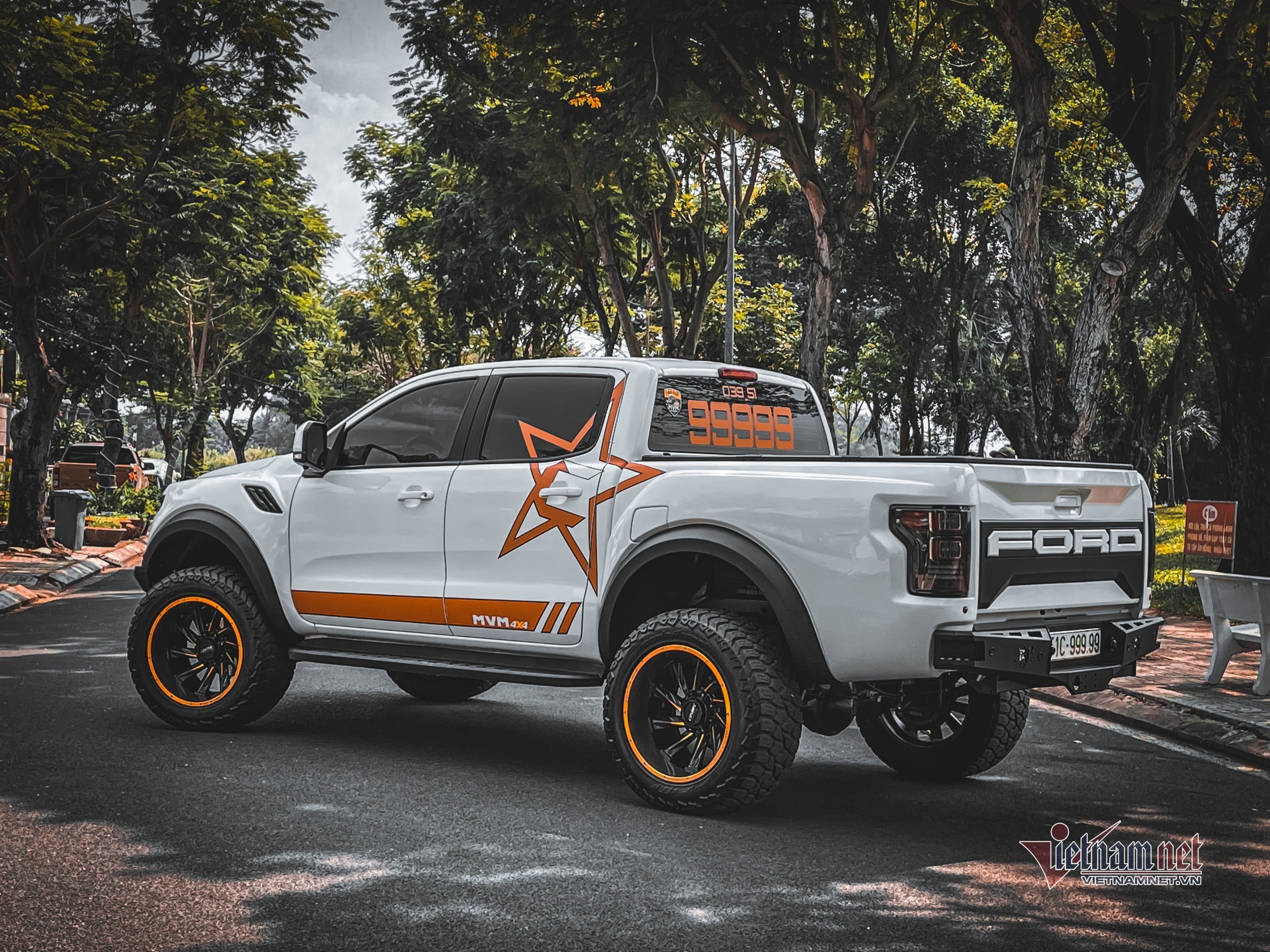 Dân chơi Sài Gòn chi hơn 1 tỷ độ Ford Ranger biển ngũ quý 9 lên F150 Raptor