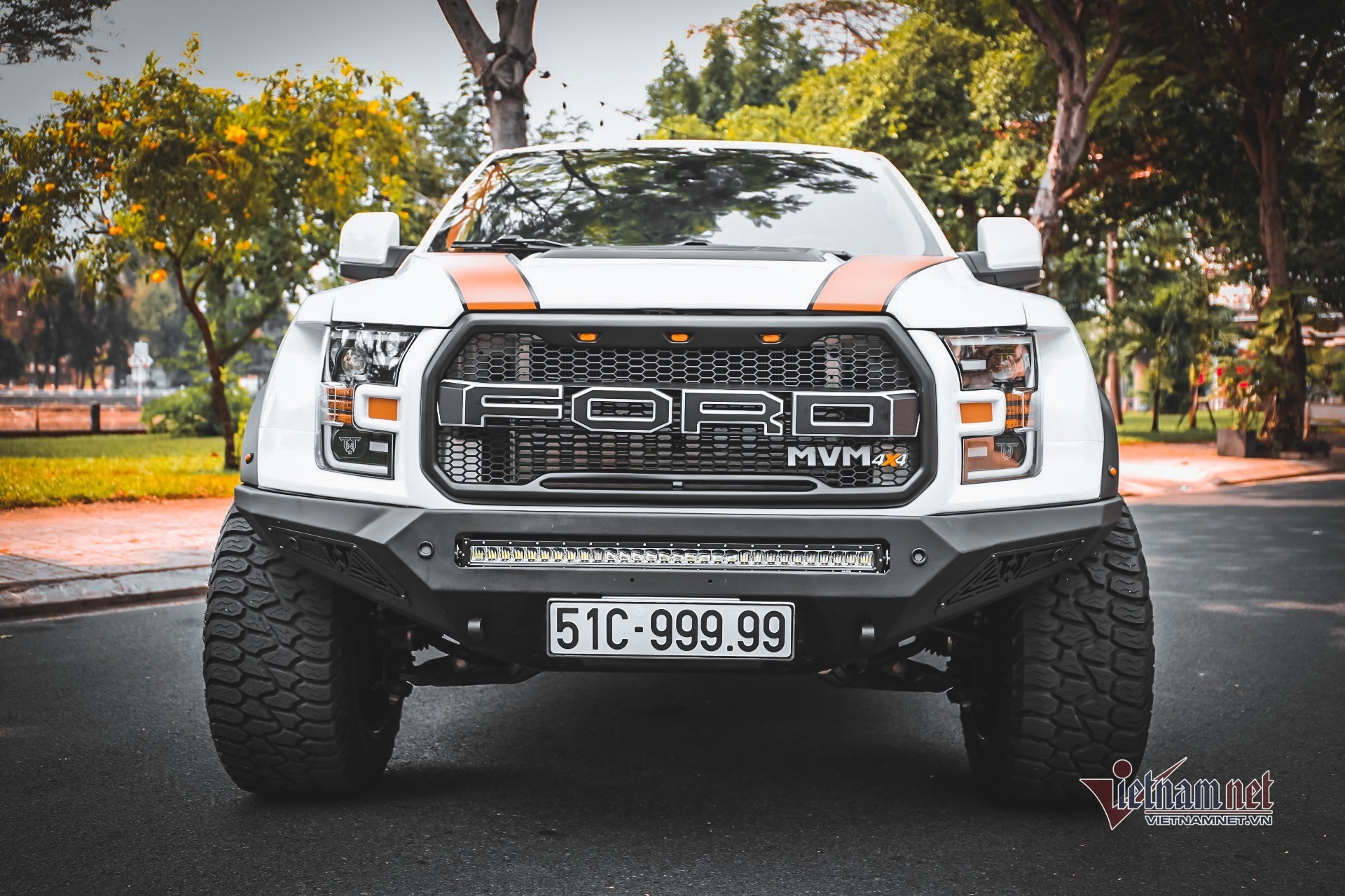 Dân chơi Sài Gòn chi hơn 1 tỷ độ Ford Ranger biển ngũ quý 9 lên F150 Raptor