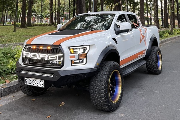 Dân chơi Sài Gòn chi hơn 1 tỷ độ Ford Ranger biển ngũ quý 9 lên F150 Raptor