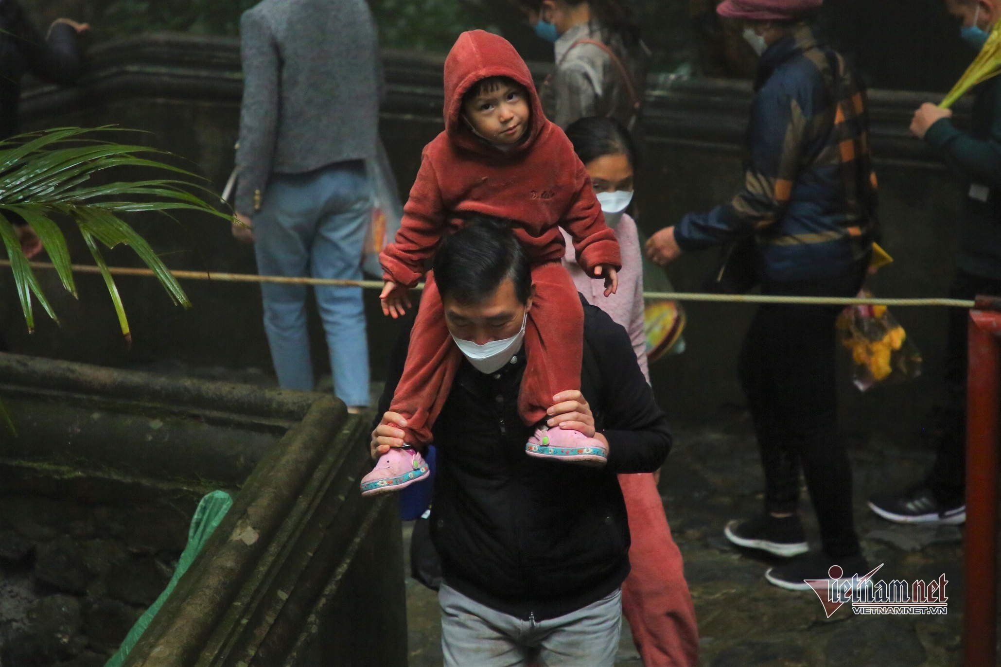 Dòng người đội mưa trẩy hội chùa Hương - Ảnh 13.