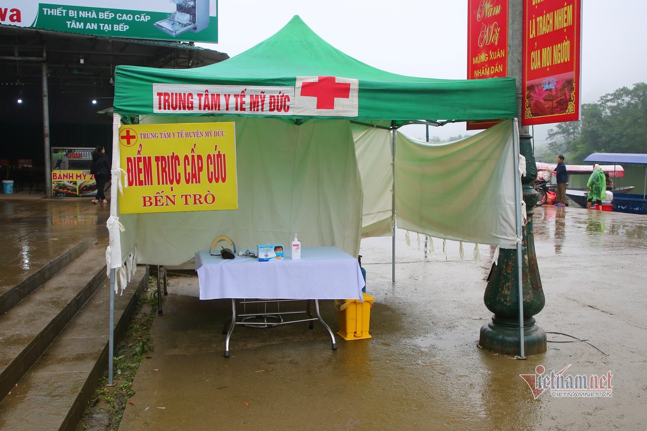 Dòng người đội mưa trẩy hội chùa Hương