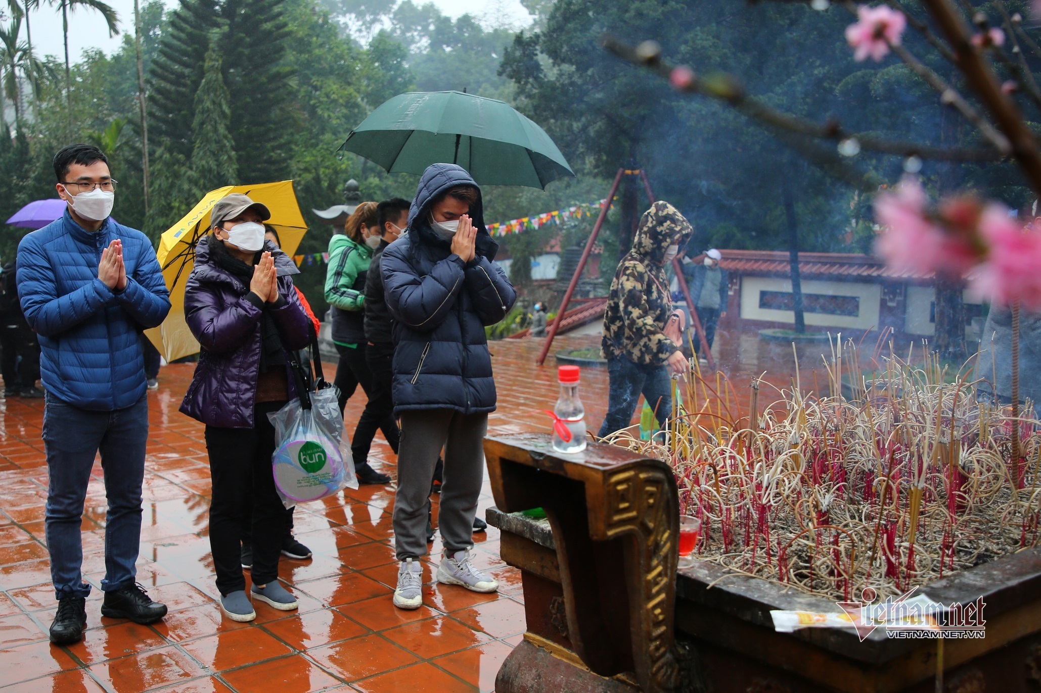 Dòng người đội mưa trẩy hội chùa Hương